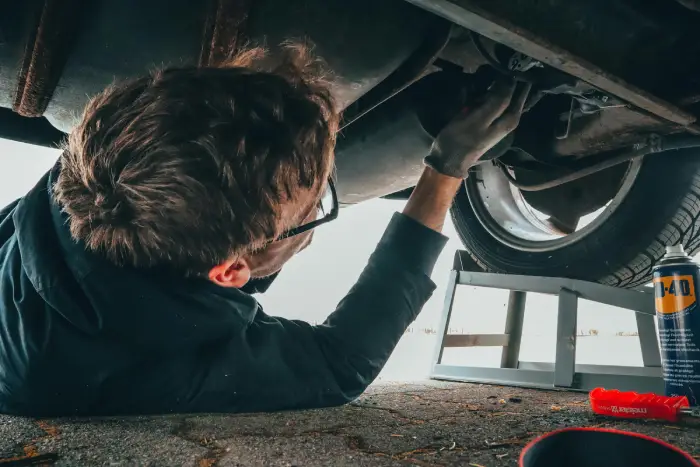 Mecánico arreglando coche.